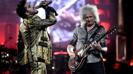 Adam Lambert et Brian May, du groupe Queen, lors d'un concert le 19 juillet 2019 au Forum, à Inglewood (Californie).&nbsp; (FRAZER HARRISON / GETTY IMAGES NORTH AMERICA)