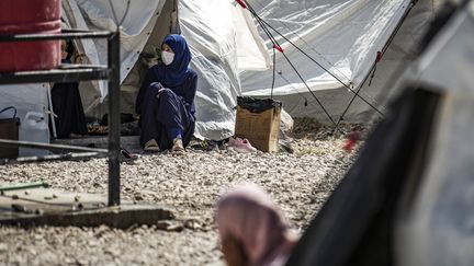 Une femme assise à l'extérieur d'une tente dans le Camp Roj en Syrie (photo d'illustration) (DELIL SOULEIMAN / AFP)