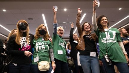 Des supporters au droit à l'IVG de l'Ohio se réjouissent de la victoire au référendum. (MEGAN JELINGER / AFP)