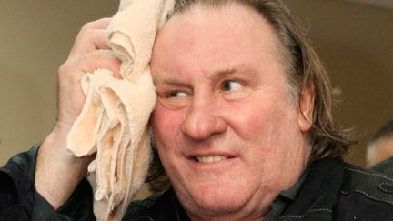 G&eacute;rard Depardieu s'&eacute;ponge le front &agrave; son arriv&eacute;e &agrave; Saransk, en&nbsp;Mordovie (Russie), le 6 janvier 2013. (JULIA CHESTNOVA / RIA NOVOSTI / AFP)