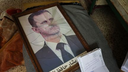 Un portrait du président syrien Bachar al-Assad dans la ville d'Hama, le 7 décembre 2024. (OMAR HAJ KADOUR / AFP)