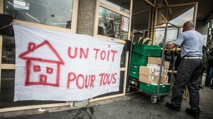 Une banderole "Un toit pour tous" devant un centre d'hébergement d'urgence à Lyon (Rhône), le 6 février 2017.&nbsp; (ROMAIN COSTASECA / CITIZENSIDE / AFP)