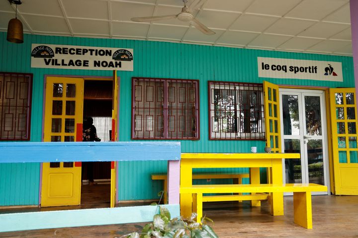 L'entrée de la réception de l'hôtel et le ressort "Village Noah", propriété du chanteur français et ancien joueur de tennis professionnel Yannick Noah, à Yaoundé.&nbsp; (LUDOVIC MARIN / AFP)