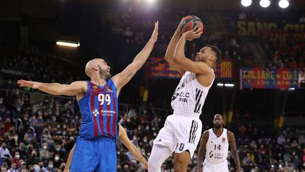 Elie Okobo (à droite) face à Nick Calathes, lors de la rencontre d'Euroligue entre Barcelone et l'ASVEL, le 27 janvier 2022. (MANUEL BLONDEAU / MAXPPP)