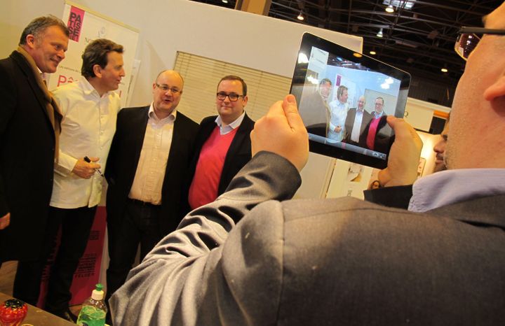 Christophe Felder, au salon pour demonstration de l'application "Pâtisserie"
 (Laurence Houot/ Culturebox)