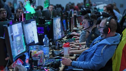 Des participants au Dreamhack, une compétition de e-sport organisée à Leipzig (Allemagne), le 26 janvier 2018. (HENDRIK SCHMIDT / AFP)