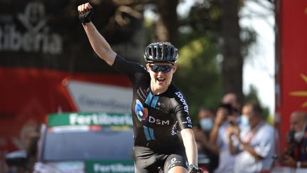 Michael Storer lève les bras après sa victoire d'étape sur la Vuelta, le 20 août 2021. (JOSE JORDAN / AFP)