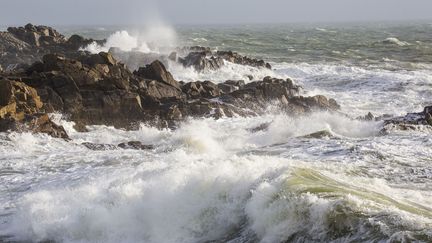 La tempête Carmen touche les côtes du département de la Loire-Atlantique, à Batz-sur-Mer, le 30 décembre 2017. (CAROLINE PAUX / CROWDSPARK / AFP)