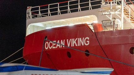 Le navire "Ocean Viking" de l'ONG SOS Méditerranée dans le port d'Ortona, en Italie, le 14 novembre 2023. (MARCO ZAC / NURPHOTO / AFP)