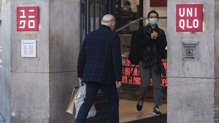 La justice française a ouvert une enquête pour "recel de crimes contre l'humanité" visant quatre géants du textile, dont Inditex et Uniqlo, accusés d'avoir profité du travail forcé de Ouïghours en Chine.&nbsp; (VINCENT ISORE / MAXPPP)