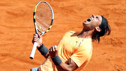 L'Espagnol Rafael Nadal est venu &agrave; bout du Serbe Novak Djokovic dimanche 22 avril &agrave; Monte-Carlo. (VALERY HACHE / AFP)