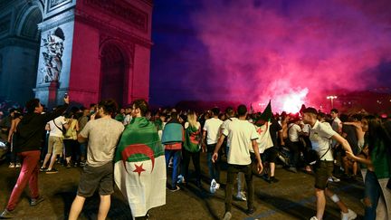 Des supporters algériens fêtent la qualification de l'Algérie lors de la Coupe d'Afrique des nations, à Paris, le 11 juillet 2019. (DOMINIQUE FAGET / AFP)