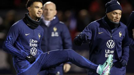 Le milieu de terrain Warren Zaïre-Emery (à gauche) et l'attaquant Kylian Mbappé lors d'une séance d'entraînement à Clairefontaine-en-Yvelines, le 15 novembre 2023. (FRANCK FIFE / AFP)