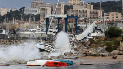 Des bateaux dérivent à Ajaccio (Corse-du-Sud) au passage de la tempête Adrian, le 29 octobre 2018.&nbsp; (MAXPPP)