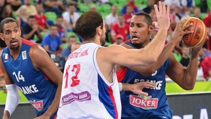 Boris Diaw face au Serbe Krstic sous le regard d'Alexis Ajinça