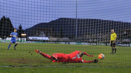 Le gardien de Saint-Etienne, Stéphane Ruffier, arrête un pénalty, le 3 janvier 2016, contre Raon-L'Etape, en 32es de finale de la Coupe de France. (JEAN-CHRISTOPHE VERHAEGEN / AFP)