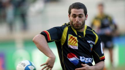 Le rugbyman argentin Federico Martin Aramburu réalise une passe lors d'un match avec Perpignan, le 17 novembre 2007, à Trévise (Italie). (GIUSEPPE CACACE / AFP)