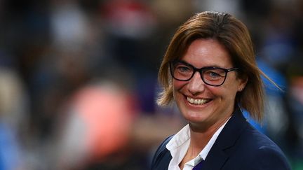 La sélectionneuse de l'équipe de France de football, Corinne Diacre, le 27 juillet 2022, lors de la demi-finale à l'Euro 2022, entre les Bleues et les Allemandes, à&nbsp;Milton Keynes (Royaume-Uni). (FRANCK FIFE / AFP)