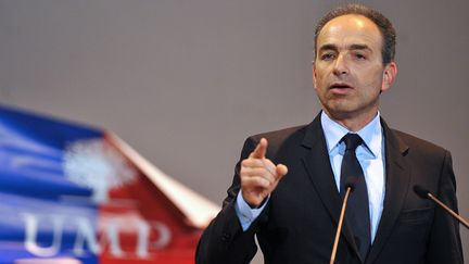 Le pr&eacute;sident de l'UMP, Jean-Fran&ccedil;ois Cop&eacute;, lors d'un discours au Coudray-Montceaux (Essonne), le 23 avril 2013. (PIERRE ANDRIEU / AFP)