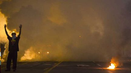 &nbsp; (Un manifestant dans un nuage de gaz lacrymogène le 18 août à Ferguson © Reuters - Lucas Jackson)