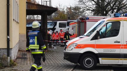 Le personnel d'urgence&nbsp;se tient devant le restaurant où ont été hébergés les passagers du train où&nbsp;a eu lieu une attaque&nbsp;au couteau, à Seubersdorf (Bavière, Allemagne), le 6&nbsp;novembre 2021. (ANGELIKA WARMUTH / DPA / AFP)