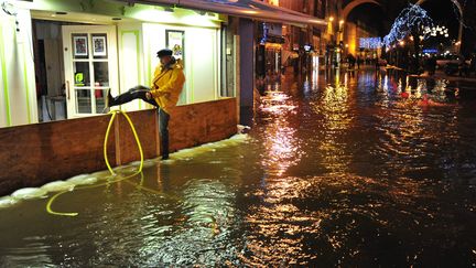 Situation identique &agrave; Morlaix (Finist&egrave;re), qui s'est endormie sous une vingtaine de centim&egrave;tres d'eau,&nbsp;le 1er janvier 2014.&nbsp; (  MAXPPP)