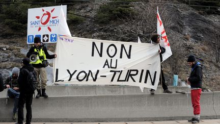 Opponents of the Lyon-Turin railway line project hold up a banner in Saint-Michel-de-Maurienne (Savoie).  (JEAN-PIERRE CLATOT / AFP)