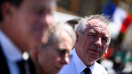 Le Premier ministre François Bayrou assiste à une cérémonie d'hommage au capitaine de gendarmerie Florian Monnier, décédé au combat à la suite du cyclone, à Mamoudzou, à Mayotte, le 30 décembre 2024. (JULIEN DE ROSA / AFP)