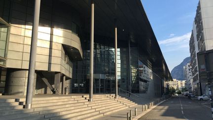 Le palais de justice de Grenoble où doit être entendu Nordahl Lelandais mardi 3 juillet. (AURÉLIE MASSAIT / FRANCE 3 ALPES)