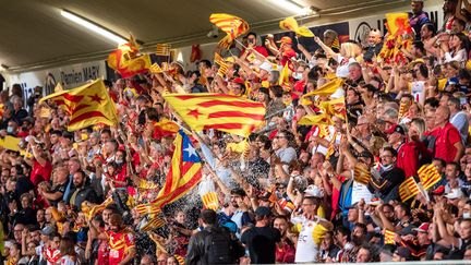 La ferveur populaire au stade Gilbert-Brutus de Perpignan, lors de la demi-finale des Dragons Catalans contre Hull, le 30 septembre. (ARNAUD LE VU / HANS LUCAS)