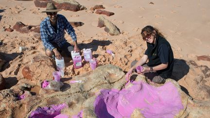 Photo publiée par l'Université du Queensland, lundi 27 mars 2017, montrant des&nbsp;paléontologues australiens en train d'examiner&nbsp;une empreinte de dinosaure en Australie occidentale. (STEVEN W. SALISBURY / UNIVERSITY OF QUEENSLAND)