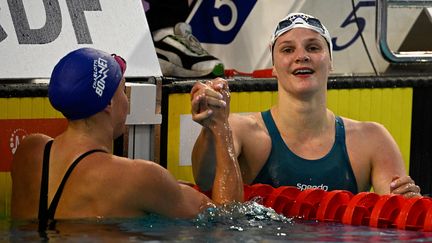 Marie Wattel et Charlotte Bonnet ont réalisé les minima pour se rendre au Mondial et à l'Euro lors des Championnats de France de natation, le 8 avril 2022. (DAMIEN MEYER / AFP)