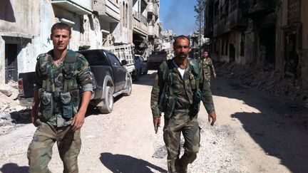 Des soldats du r&eacute;gime syrien patrouillent dans le quartier de Khaldiy&eacute;, &agrave; Homs (Syrie), le 28 juillet 2013. (AFP)