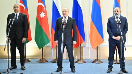 Le président de l'Azerbaïdjan,&nbsp;Ilham Aliyev,&nbsp;le président russe, Vladimir Poutine, et le Premier ministre arménien, Nikol Pashinyan, lors d'une conférence de presse à Sochi (Russie), le 26 novembre 2021. (AZERBAIJANI PRESIDENTIAL PRESS OFFICE / AFP)