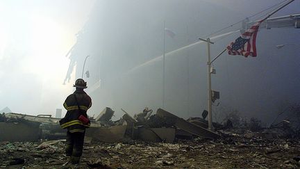 Un pompier devant les ruines du World Trade Center, à New York (Etats-Unis), le 11 septembre 2001. (DOUG KANTER / AFP)