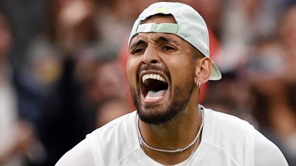 Nick Kyrgios exulte après sa victoire contre Stefanos Tsitsipas, le 2 juillet 2022 à Wimbledon. (GLYN KIRK / AFP)