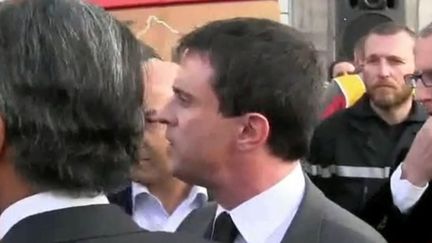 Capture d'&eacute;cran d'une vid&eacute;o montrant Manuel Valls dans un &eacute;change tendu avec des pompiers, le 20 mars 2014, &agrave; Grenoble (Is&egrave;re). (LE DAUPHINE / FRANCETV INFO)