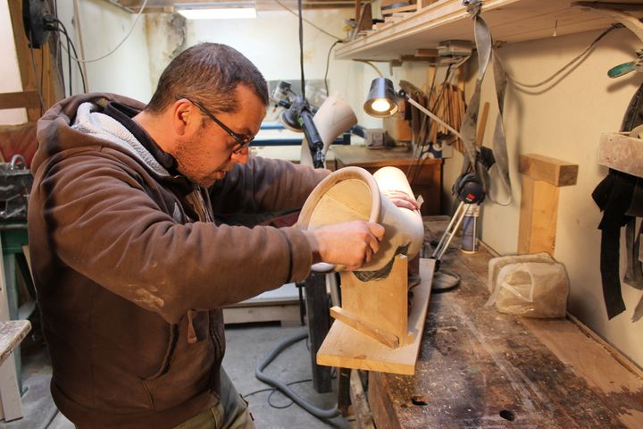 Plus de 60 heures de travail sont nécessaires pour réaliser un cor des Alpes
 (S.Hilarion)