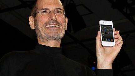 Steve Jobs présente l'iPhone 4 lors d'un keynote à San Francisco (7 juin 2010) (AFP/JUSTIN SULLIVAN)