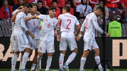 Les Espagnols célèbrent le but de Sarabia face à la Suisse, à Genève, le 9 juin 2022. (FABRICE COFFRINI / AFP)