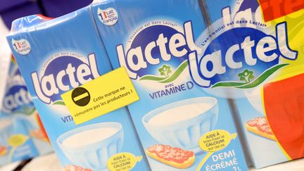 Des producteurs de lait ont étiquetté des produits laitiers de Lactalis&nbsp;dans l'hypermarché Carrefour du centre commercial de la Toison d'Or à Dijon (Côte-d'Or), le 30 août 2016.&nbsp; (MAXPPP)