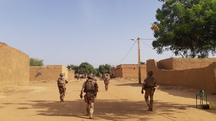 Une patrouille des soldats français de l'opération&nbsp;Barkhane&nbsp;à&nbsp;Ménaka au Mali,&nbsp;le 5 octobre 2021. (FRANCK COGNARD / RADIO FRANCE)