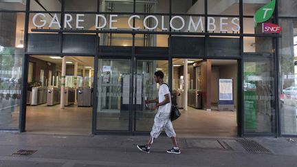 Un jeune homme passe devant l'entr&eacute;e de la gare SNCF de Colombes (Hauts-de-Seine), le 30 mai 2012. ( MAXPPP)