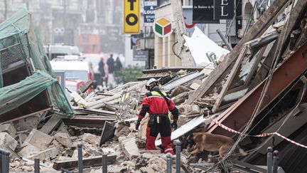 Un pompier dans les décombres des immeubles effondrés, le 12 novembre 2022 à Lille (Nord). (SAMEER AL-DOUMY / AFP)