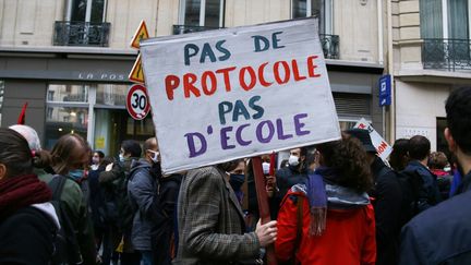 Des enseignants en grève, le 10 novembre 2020 à Paris. (QUENTIN DE GROEVE / HANS LUCAS / AFP)