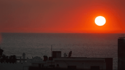 Direction le port d’Asilah, au Maroc. Moins célèbre que Tanger, au Nord, il regorge pourtant d’atouts, entre son architecture multi-culturelle et sa galerie à ciel ouvert. (France 2)