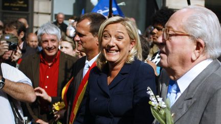 Philippe P&eacute;ninque, en chemise rouge au deuxi&egrave;me plan, photographi&eacute; ici lors du d&eacute;fil&eacute; du FN le 1er mai 2011 &agrave; Paris, est un proche de Marine Le Pen, pr&eacute;sidente du Front national. ( MAXPPP)