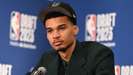 Victor Wembanyama a été sélectionné par les San Antonio Spurs en première position de la draft 2023, jeudi 22 juin, à New York. (MIKE LAWRENCE / GETTY IMAGES / AFP)