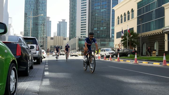 L'équipe de France de cyclisme, le 15 octobre 2016&nbsp;dans les rues de Doha, au Qatar. (RADIO FRANCE / FABRICE RIGOBERT)