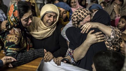 Des femmes pleurent la mort de&nbsp;Mohammed Ali Khan, 15 ans, un des 132 lyc&eacute;ens tu&eacute;s par les talibans &agrave; Peshawar (Pakistan), le 16 d&eacute;cembre 2014. (ZOHRA BENSEMRA / REUTERS)